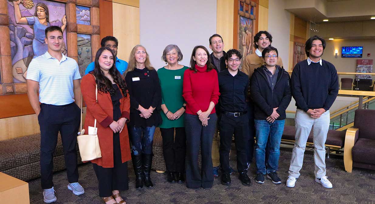 Group of YVC faculty and students pose with Senator Cantwell in Glenn Anthon Hall