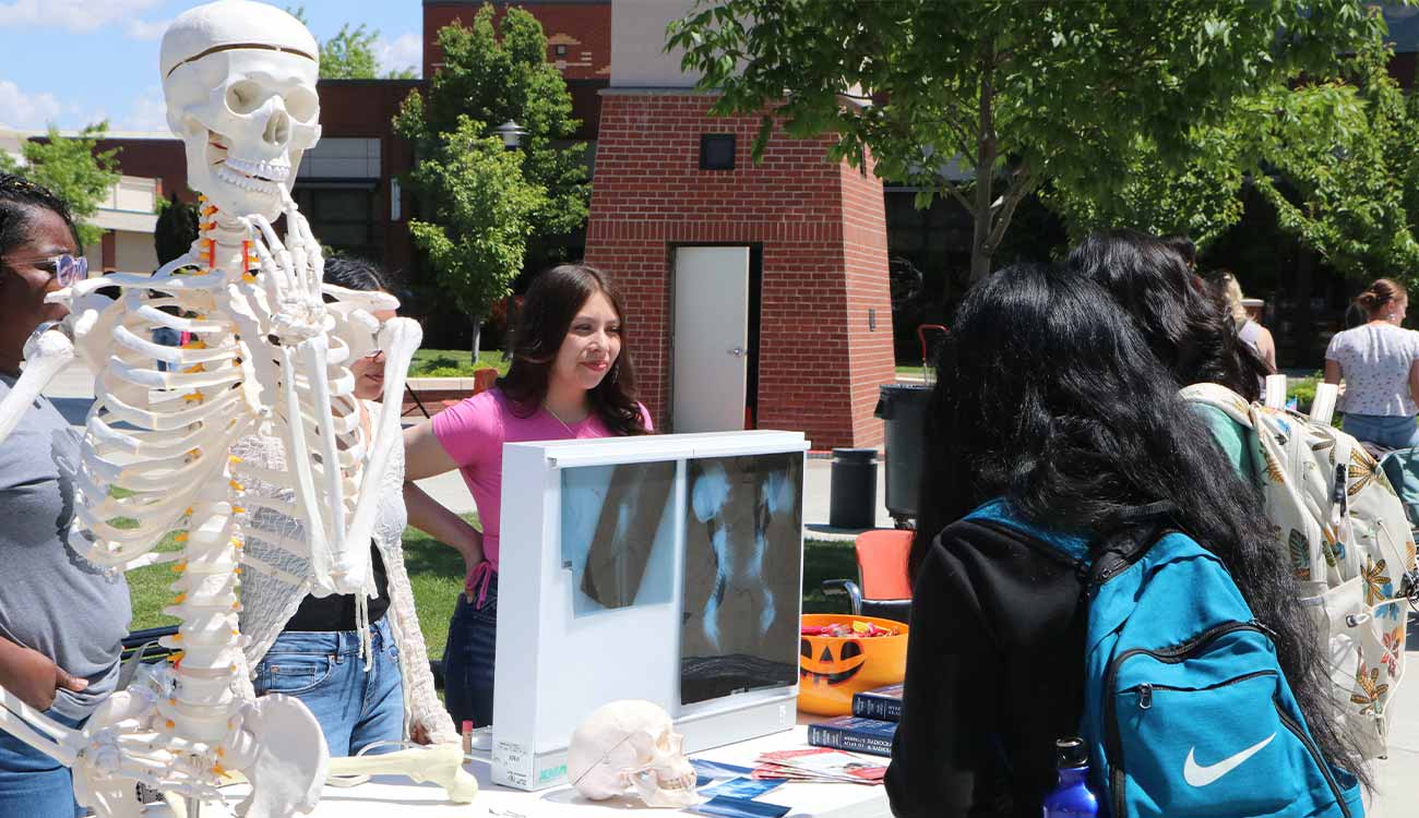 Students talk to radiology club member