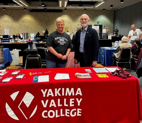 Chris Kinzell and Representative Dan Newhouse at the 2023 Veterans Service Fair